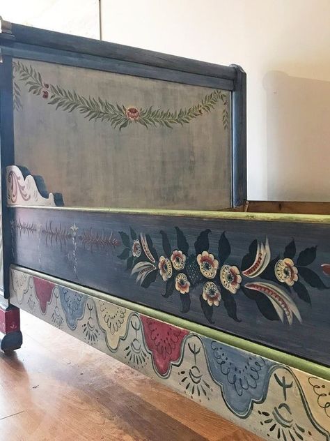 Tess Newall, Folk Decor, Painted Beds, Swedish Furniture, Sleigh Bed, Swedish Style, Scandinavian Folk Art, Sleigh Beds, Interior Renovation