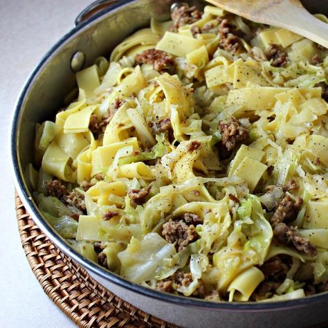 You can make haluski, a comforting, hearty dish of bacon, egg noodles and cabbage, with only five ingredients in about half an hour. Cabbage Noodles, Polish Dishes, Lentils Recipe, German Dishes, Cabbage And Noodles, Homemade Oatmeal, Cabbage And Bacon, Stuffed Pepper, Fried Cabbage