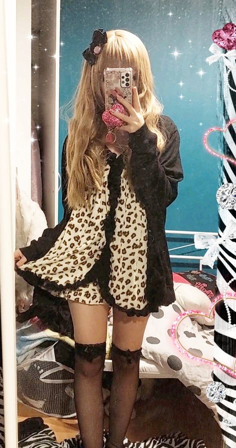 Oraora Gyaru Fashion, Fall Gyaru Outfits, Gyaru Leopard Print, Hime Gyaru Outfit Ideas, Tsuyome Gyaru Fashion, Simple Gyaru Outfit, Gyaru Cheetah Print, Agejo Gyaru Outfit, Roku Gyaru