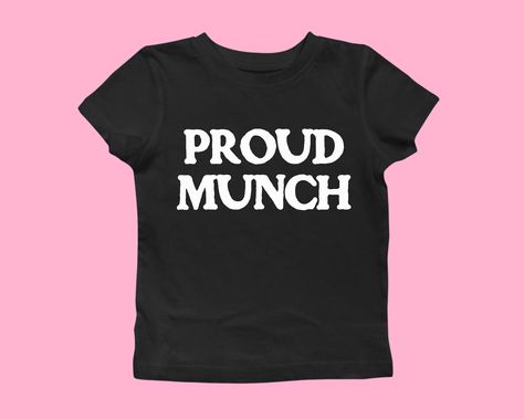 This Proud Munch baby tee perfect for Ice Spice lovers and proud munches ❤️ Made with <3 for charming, confident, and fashion-forward Y2K Babes ♡ ♡ Please let me know if you need any custom designs that is not listed, I'll happily custom-make it for you! ♡ 🌟SIZING Please find the size chart in listing photo before purchasing. We recommended measuring a t-shirt you already own to get the best fitting t-shirt.  💖CARE/ WASH Machine wash: warm (max 40C or 105F); Non-chlorine: bleach as needed Tumb Baby Tee Ideas, Diy Baby Tee, Y2k Short Sleeve Slogan T-shirt, Y2k White T-shirt With Funny Text, Cute Baby Tees, Funny Baby Tees Women, 90s Fitted Slogan T-shirt, Y2k Slogan, Lesbian Shirts Funny