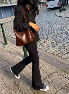 Black Handbag Outfit, Bag Outfit Aesthetic, Brown Bag Outfit, Summer Aesthetics, Satin Corset, Streetwear Aesthetic, Brown Bag, Looks Black, Black On Black