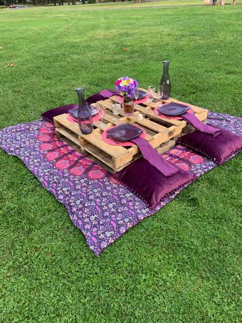 Boho purple and pink picnic with pallet table Sip And Paint Picnic, Purple Picnic, Purple Goddess, Picnic Event, Yellow Picnic, Purple Ideas, Picnic Decor, Pink Picnic, Luxury Picnics