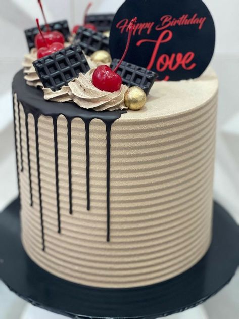 2 Kg Cake Design, Whipped Cream Cake Design Ideas, Whipped Cream Birthday Cake, Whipped Cream Cake Design, Cream Cake Design, Whipped Cream Cake, Cake Design For Men, Modern Birthday Cakes, Minimalist Cake