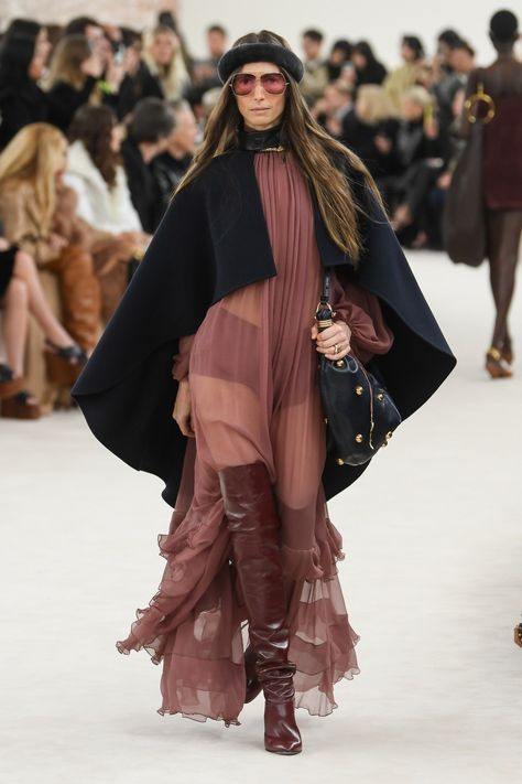 Chloé Fall 2024 Ready-to-Wear Runway, Fashion Show & Collection Review [PHOTOS] Boho Chic Fall, Fw 2024, Milan Fashion Week Runway, Chloe Fashion, Paris Fashion Week Runway, Nyc Fashion Week, Fall Runway, Boho Chique, Fashion Trend Forecast