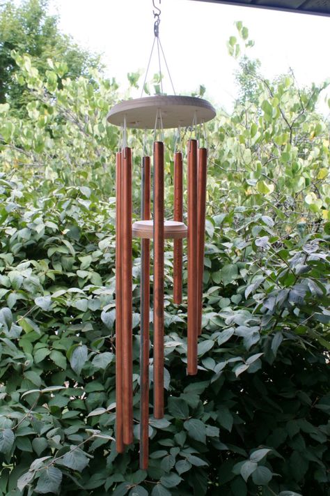 DIY copper windchimes - Hear how it sounds before committing: visit a hardware store and tap a small piece of wood on a piece of copper pipe Windchimes Diy, Carillons Diy, Make Wind Chimes, Wind Chimes Homemade, Wind Chimes Craft, Diy Wind Chimes, Copper Diy, Outdoor Crafts, Copper Pipe