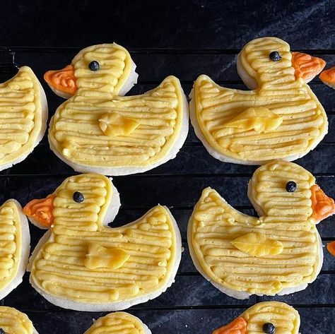 Carlton Cupcakes & Cakes on Instagram: "Cute little ducks 🦆 to celebrate a birthday 🥳 #baking #bakingfromscratch #yll #lloyd #lloydminster #discoverlloydminster #sugarcookies #buttercreamcookies #duckcookies #birthdaycookies #bakehappyinasnap #bakeyourworldhappy" Duck Birthday Party Food, Ducky Cupcakes, Duck Cupcakes, Duck Cookies, Duck Birthday, Birthday Baking, Little Duck, Birthday Party Food, Rubber Ducky