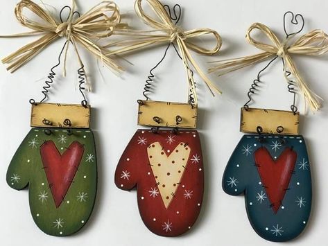 Wooden Mittens, Christmas Diy Tree Decor, Christmas Door Hangers, Christmas Table Decorations Diy, Ideas For Painting, Diy Christmas Table, Mitten Ornaments, Diy Christmas Tree Ornaments, Diy Tree