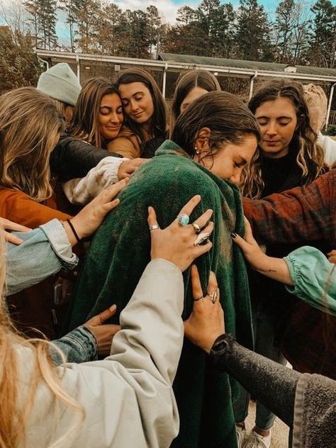 Supportive Aesthetic, Christian Missionary Aesthetic, Christian Community Aesthetic, Hippie Christian Aesthetic, Bible Study Aesthetic With Friends, Christian Relationships Aesthetic, Mission Trip Aesthetic, Jesus Girl Aesthetic, Christian Family Aesthetic