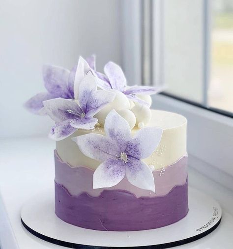 Lavender Cake With Flowers, Lilac Cakes Birthday Aesthetic, 60th Birthday Purple Theme, Lavender Theme Cake, White Cake With Purple Flowers, Lavender Cake Design, Lilac Birthday Cake, Purple Theme Cake, Elegant Cake Design