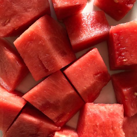 Cubed Watermelon, Watermelon Cubes, Watermelon Slices, Fruit Desserts, Low Calorie, Acai Bowl, Healthy Snacks, Watermelon, Dessert