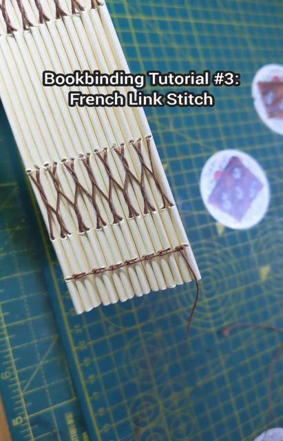 Book Binding Methods, Book Binding Design, Book Sculptures, Bookbinding Tools, Bookbinding Tutorial, Book Binding Diy, Book Cover Diy, Book Maker, Book Spine