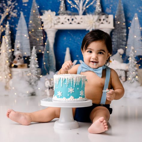 Winter Onederland Cake Boy, Winter Smash Cake Boy, Winter Wonderland Cake Smash, Winter Birthday Theme, Winter Onederland Cake Smash, Winter Cake Smash, Winter Birthday Themes, Winter Onederland Cake, Olaf Cake