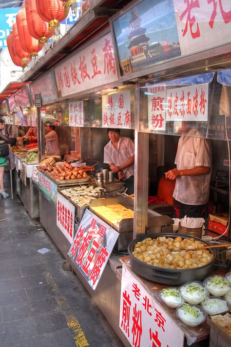 Streets Of China, Beijing Street Food, Food Stand Aesthetic, Asian Street Food Photography, Asian Food Market, Korean Food Market, China Food Photography, Chinese Food Aethstetic, Food Market Aesthetic