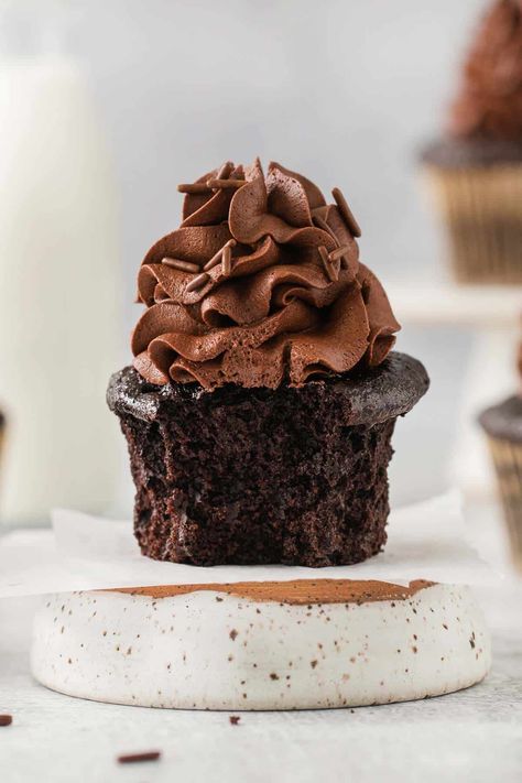 Gluten-Free Chocolate Cupcakes (Super Moist!) - Meaningful Eats Vegan Buttercream Frosting, Dairy Free Cupcakes, Gluten Free Chocolate Cupcakes, Vegan Chocolate Cupcakes, Best Chocolate Cupcakes, Vegan Buttercream, Chocolate Cream Cheese Frosting, Ganache Frosting, Cupcake Recipes Chocolate