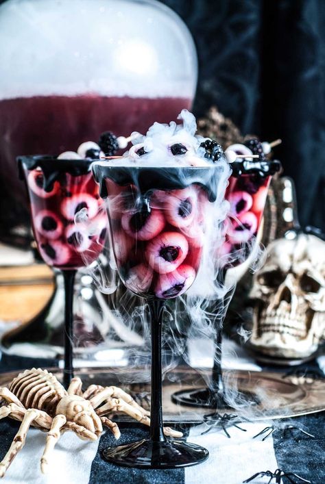 Cute Mocktails, Halloween Drink Station, Halloween Mocktails Non Alcoholic, Halloween Punch For Kids, Halloween Alcohol, Apple Cider Syrup, Halloween Punch Recipes, Halloween Apples, Spooky Halloween Food