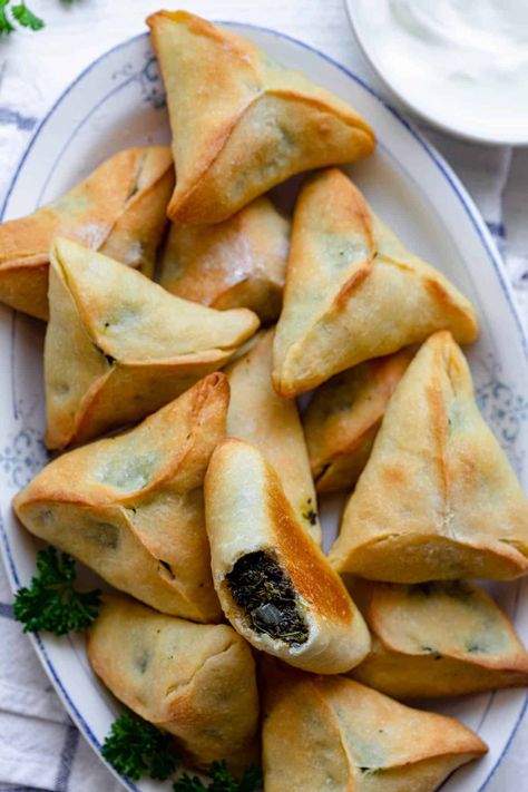 Lebanese Wedding Food, Arabic Lunch Ideas, Arabic Food Recipes Middle East, Lebanese Recipes Vegetarian, Arab Food Recipes, Arabic Food Traditional, Arabic Appetizers, Lebanese Spinach, Fatayer Recipe