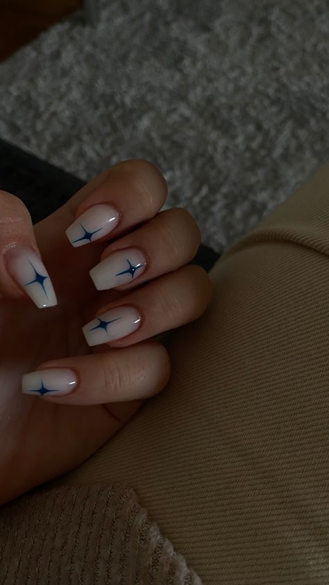 White With Navy Blue Nails, Dark Blue Nails With White Design, White And Blue Star Nails, One Finger Design Nails, Blue Nails White Stars, White Nails With Blue Stars, Blue Nails With White Stars, Square Nails With Stars, White And Navy Blue Nails