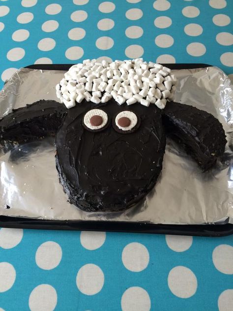 A Shaun sponge cake, complete with chocolate button eyes and marshmallow woolly head! Shaun The Sheep Cake, Torturi Baby Shower, Sheep Cake, Birthday Baking, Animal Cakes, Shaun The Sheep, Layer Cakes, Childrens Birthday Cakes, A Sheep