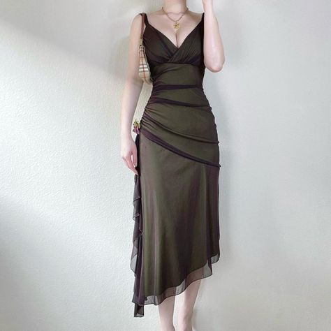 Dress Brown Aesthetic, Aesthetic Prom Dress Vintage, Grunge Dress Formal, 90s Prom Dress Grunge, Grunge Prom Dress, Long Brown Dress, 90s Prom Dresses, Youngest Sister, Dress Pic