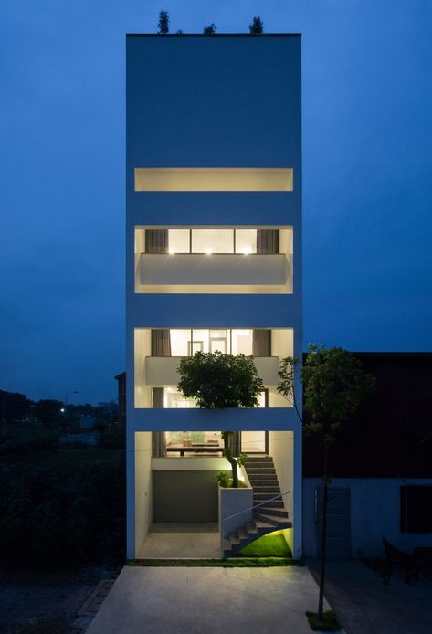 Nguyen Khac Phuoc Architects to offer residents respite from noise and smog in this five-metre-wide house in Vietnam Funny Real Estate Quotes, Narrow House Designs, Funny Real Estate, Modern Architecture Building, Narrow House, Real Estate Quotes, Architecture Old, Facade House, Design Minimalista