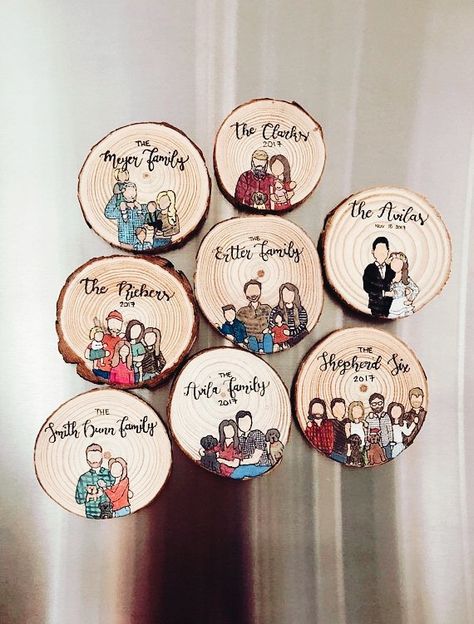 Anniversary Cartoon, Magnet Painting, Cartoon Family, Wood Slice Art, Wood Slice Crafts, Family Painting, Wood Burning Crafts, Family Cartoon, Wood Slice Ornament