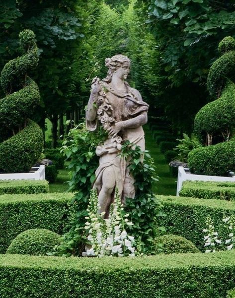 Beautiful Courtyards, Statues Aesthetic, Carolyne Roehm, Greek Garden, Formal Garden Design, French Gardens, Garden Statuary, Formal Garden, English Cottage Garden