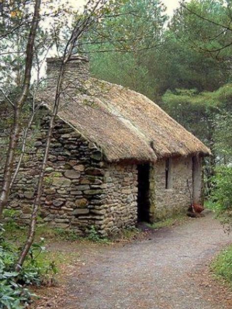 Medieval Cottage Exterior, Stone Cottage In The Woods, Village Hut, Cottagecore Houses, Medieval Cottage, Old Style House, Cob Home, Rock Houses, Arched Cabin