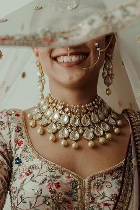 Ivory Floral Wedding Lehenga with bridal choker jewellery. #Frugal2Fab Wedding Ideas Flowers, Best Wedding Ideas, Ideal Makeup, Choker Jewellery, Hd Makeup, Kundan Jewellery Bridal, Wedding Planning Ideas, Indian Bridal Jewellery, Style Africain