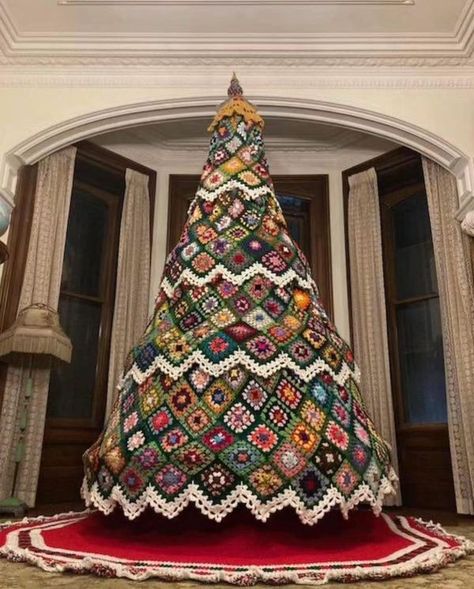 Granny Square Christmas Tree, Granny Square Vintage, Granny Square Christmas, Crochet Christmas Trees Pattern, Crochet Christmas Tree, Crocheted Christmas, Grandma Christmas, Crochet Christmas Trees, Holiday Crochet