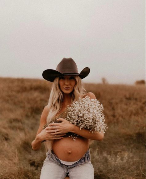 Maternity Photos Western, Cowboy Hat Maternity Pictures, Cowgirl Pregnancy Photos, Western Maternity Pictures With Husband, Barn Maternity Pictures, Maternity Cowgirl, Bed Maternity Pictures, Cowgirl Maternity Shoot, Maternity Photography Western