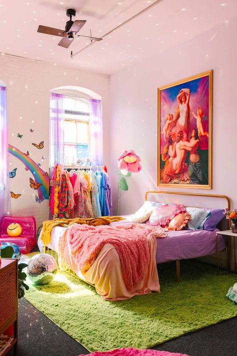 Colorful bedding on bed in colorful loft bedroom. Maximalist Decor Bedroom, Retro Aesthetic Room, Philadelphia Apartment, Funky Bedroom, Retro Apartment, Pink Living Room, Gorgeous Houses, Maximalist Decor, Future Apartment