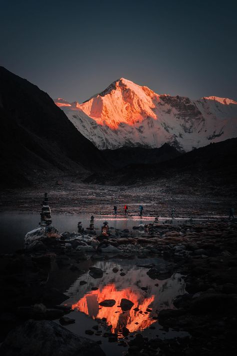 Sunrise On Mountains, Shiv God, Inspo For Painting, Beautiful Places In India, Cho Oyu, Mountains Sunrise, Lord Of The Rings Art, Lonely Mountain, Sunrise Mountain