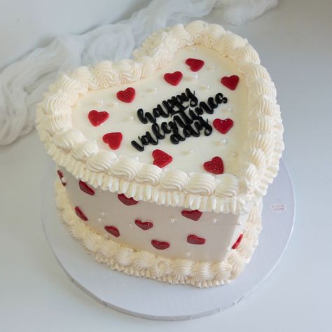 Mini Layer Cakes Birthday, First Kiss Cake, 1st Anniversary Cake, Anniversary Picnic, Vegas Cake, Valentines Cake, 17 Birthday Cake, Home Bakery Business, Birthday Cake For Mom