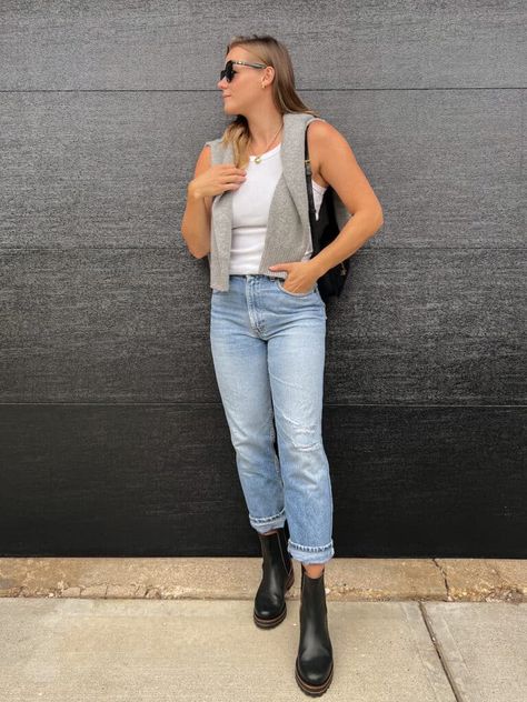 How to Wear Chelsea Boots with Jeans: A 2024 Guide For Women Chelsea Boots And Jeans, Black Chelsea Boots Outfit, Chelsea Boots With Jeans, How To Style Chelsea Boots, Chelsea Boot Outfit, Flat Chelsea Boots, Jeans Boots Outfit, Boots With Jeans, Boyfriend Jeans Outfit