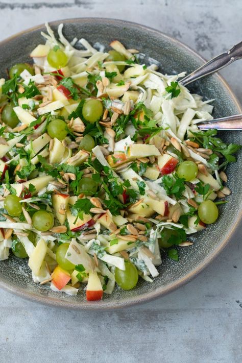 Sprouts Salad, Brussel Sprout Salad, Cabbage Salad, Healthy Girl, Healthy Cooking, Food Inspiration, Pesto, Food Lover, Feta