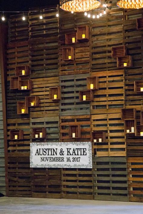 Pallet Restaurant Ideas Interior Design, Pallet Restaurant Ideas, Free Standing Pallet Wall, Wooden Pallet Backdrop, Rustic Restaurant Interior Design, Rustic Pallet Ideas, Pallet Wall Ideas, Romantic Lace Wedding Dress, Wedding Dress With Sleeves