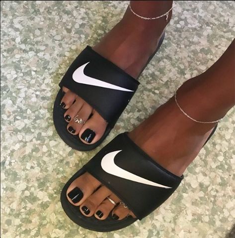 Brown Pedicure Toenails, Black Gel Pedicure, Painted Toe Nails Ideas Simple, Black Feet Nails Pedicures, Black Toes Pedicure, Gel Pedicure Ideas Winter, Matte Black Toes, Black Feet Pedicure, Black Toes Black Women