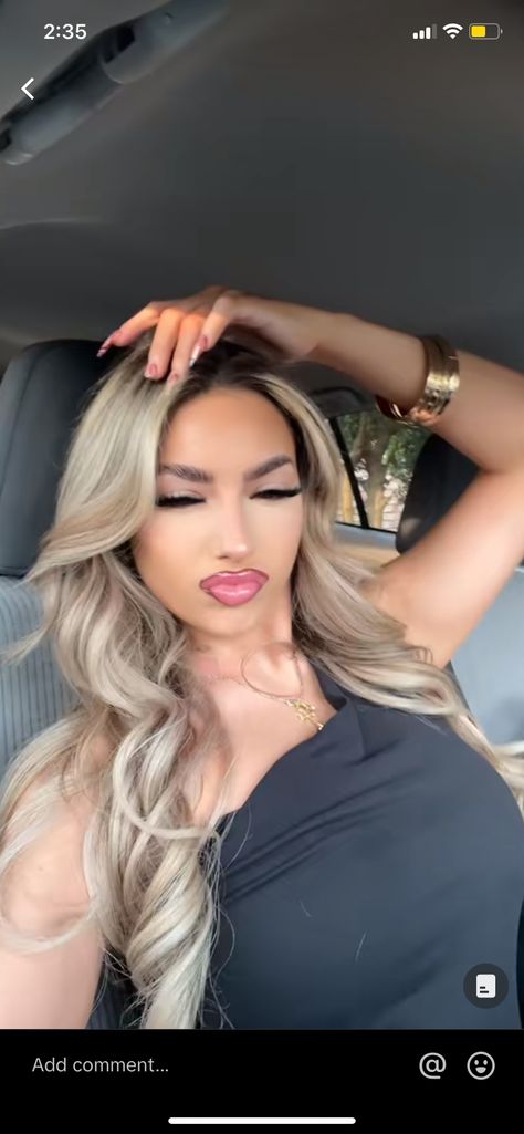 Honey Blonde Hair On Mexican Women, Ashy Blonde With Dark Roots, Blond Hair For Brown Skin, Bad Blonde Hair, Blonde Hair On Light Skin Black Women, Hair Colors For Latinas, Baddie Blonde Hair, Blonde Hair On Latinas, Bleach Blonde Hair With Dark Roots