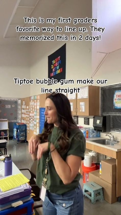 This is the cutest way to line my firsties up. They LOVE it!!!✨❤️🎥Credit : deshauntreyes 🍎Like our page Teachers Trenz for more teaching ideas and methods. A team of teachers sharing the highs, lows and honest aspects of teaching! #teacherhumor #primaryteacher #targetteachers #teacheroutfit #iteachmiddleschool #teacherlife #firstgradeteacher #teachersbelike #weareteachers #teachershare #teacherstuff #teacherinspiration #teacherootd #teachergoals #teacherstyle #teacherpaysteacher #teacherhack # Kindergarten Hacks Teachers, Classroom Prep, Early Childhood Education Resources, Transition Activities, Teaching Mama, Calm Classroom, Teaching Classroom Management, Teacher Classroom Decorations, Teacher Must Haves