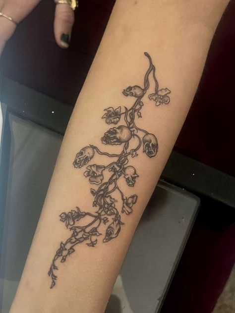 Snapdragon Skull, Gothic Floral Tattoo, Crow Core, Gothic Tattoos, Emo Tattoos, Earthy Tattoos, Tattoos Inspo, Orchid Tattoo, Goth Tattoo