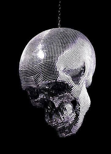 Skull disco ball .... Horror Vintage, Skull Decor, Disco Balls, A Skull, Crystal Skull, Skull And Bones, Skull Art, Disco Ball, Sugar Skull