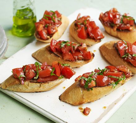 Make our simple tomato bruschetta as a classic Italian starter. Ideal for a summer gathering with friends, this easy dish is fresh, tasty and full of flavour Bruschetta Recept, Italian Starters, Tomato Bruschetta Recipe, Dinner Party Starters, Starter Dishes, Easy Starters, Grilled Bruschetta, Popular Appetizers, Tomato Bruschetta