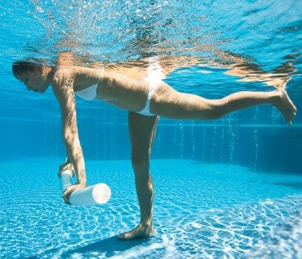 Works: arms, chest, back, abs, butt, legs Stand with feet hip-width apart in waist-deep water, holding noodle on water's surface with both hands slightly wider than shoulder-width apart. Press arms down as you raise left leg behind you until parallel to pool bottom (as shown). Return to start for one rep. Do 10 reps. Switch sides; repeat. Pool Noodle Exercises, Water Aerobics Workout, Water Aerobic Exercises, Swimming Pool Exercises, Sauna A Vapor, Exercise Pool, Water Yoga, Aquatic Exercises, Aqua Fitness