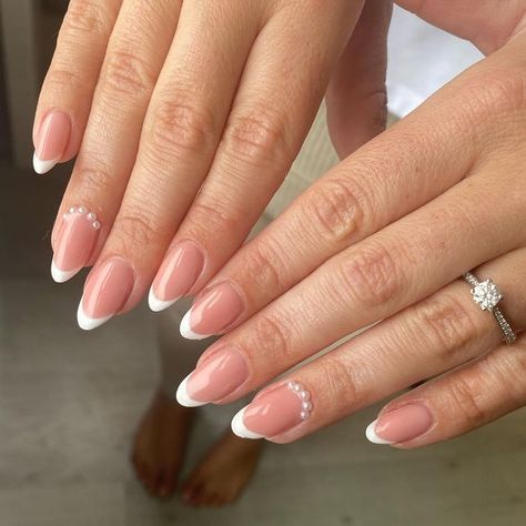 Bridal Nail Art For Engagement, Wedding Nails Pearls For Bride, Wedding Nails With Pearls Brides, Round Wedding Nails For Bride, Bride Nails With Pearls, Bride French Nails, Hen Party Nails Brides, Pearl Bridal Nails, Wedding Nails For Bride Pearl