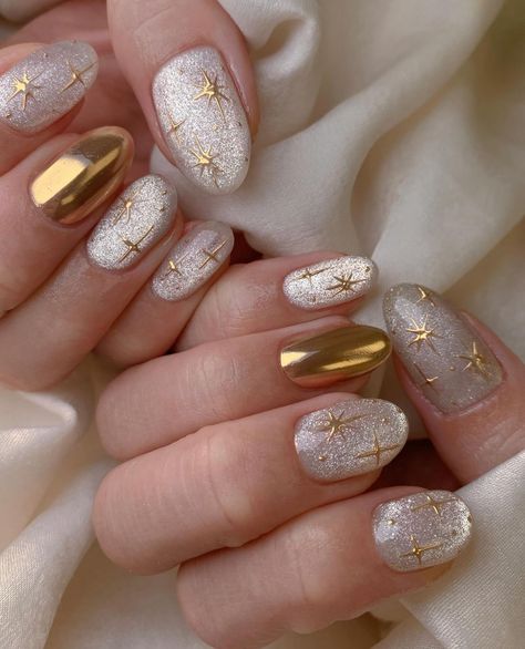 Gold Pearl Aesthetic, Christmas Gold Nails Art Designs, Tortoiseshell Nails With Gold, Christmas Nail Designs Gold, White Nails Gold Design, Christmas Nail 2024, Cute New Years Nails Short, Lalisa Nails, Silver And Gold Christmas Nails