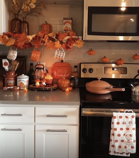 Aesthetic Fall Kitchen, Fall Decorating Apartment, Apartment Decor Fall, Apartment Thanksgiving Decor, Small Kitchen Fall Decorating Ideas, Fall Kitchen Shelf Decor, Fall House Interior, Fall House Decor Indoor Living Room, Fall Kitchen Countertop Decor