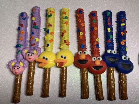 Sesame Street pretzel rods Elmo Candy Apples, Elmo Pretzel Rods, Sesame Street Pretzels, Sesame Street Chocolate Strawberries, Sesame Street Strawberries, Sesame Street Dessert Table Ideas, Sesame Street Pretzel Rods, Elmo Treats, Sesame Street Pinata