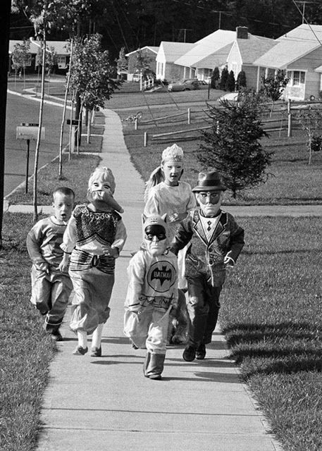 vintage everyday: See How Kids Used to Celebrate Halloween from the 1960's Vintage Bizarre, Vintage Halloween Photos, Creepy Vintage, Green Hornet, Trick Or Treaters, Vintage Halloween Costume, Halloween Traditions, Halloween Photo, Halloween Vintage