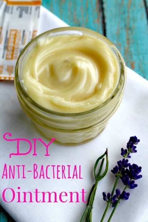 How to Make Homemade Anti-Bacterial Ointment (aka Homemade "Neosporin") - Boo boo or owie? This Homemade Anti-Bacterial Ointment will help heal and soothe better than the store bought stuff! Diy Healing Salve, Homemade Neosporin, Healing Salve Recipe, Healing Salve, Salve Recipes, Healing Salves, Diy Kosmetik, Natural Healing Remedies, Diy Remedies