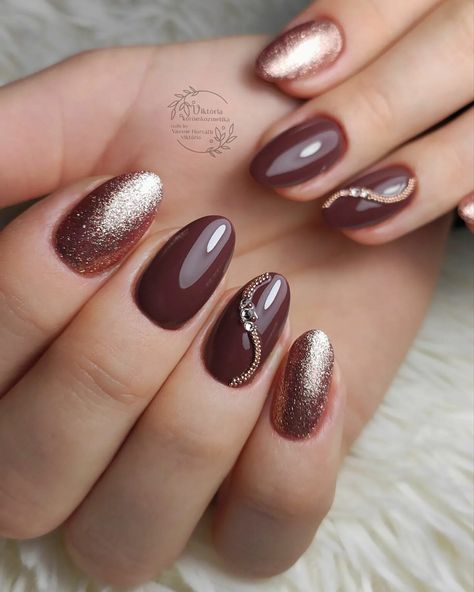 13 Elegant Rose Gold Burgundy Nails For Inspiration - Nail Designs Daily Gold Burgundy Nails, Rose Gold Nails Acrylic, Burgundy Nail Designs, Rose Gold Nails Design, Gold Acrylic Nails, Maroon Nails, About Rose, Gold Nail Designs, Nail Prices